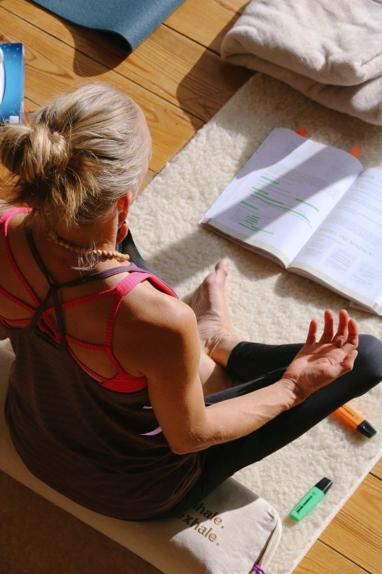 Formation de professeur·e de yoga 200h — Genève