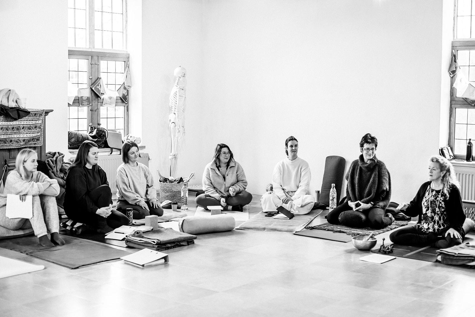 Formation de professeur de yoga 200h — par les femmes et pour les femmes